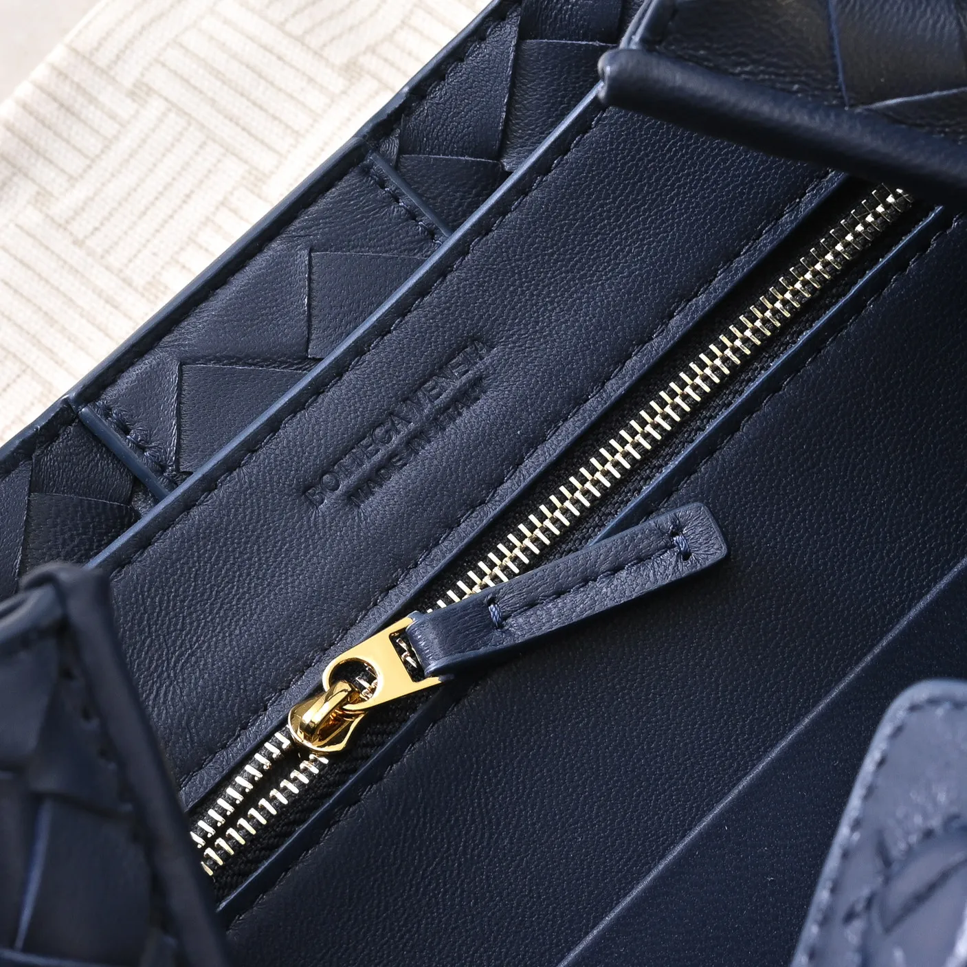 Batch 1960 #BV new suede Andiamo 🎈 Warm deerskin Andiamo for autumn and winter is here🍂 Made of cashmere calf deerskin, the touch is softer and more delicate, and the overall body is very full and high-end! The shoulder strap has a sliding metal knot buckle that can be adjusted at will. It can be carried on the shoulder/handheld/cross-body in various ways. The bag has a large capacity and is suitable for commuting/daily use/traveling. This bag is divided into small/medium/large sizes. There is always one that suits you. Then take me with you🎀🎀 Dimensions: 25x22x10.5 Model: 7463